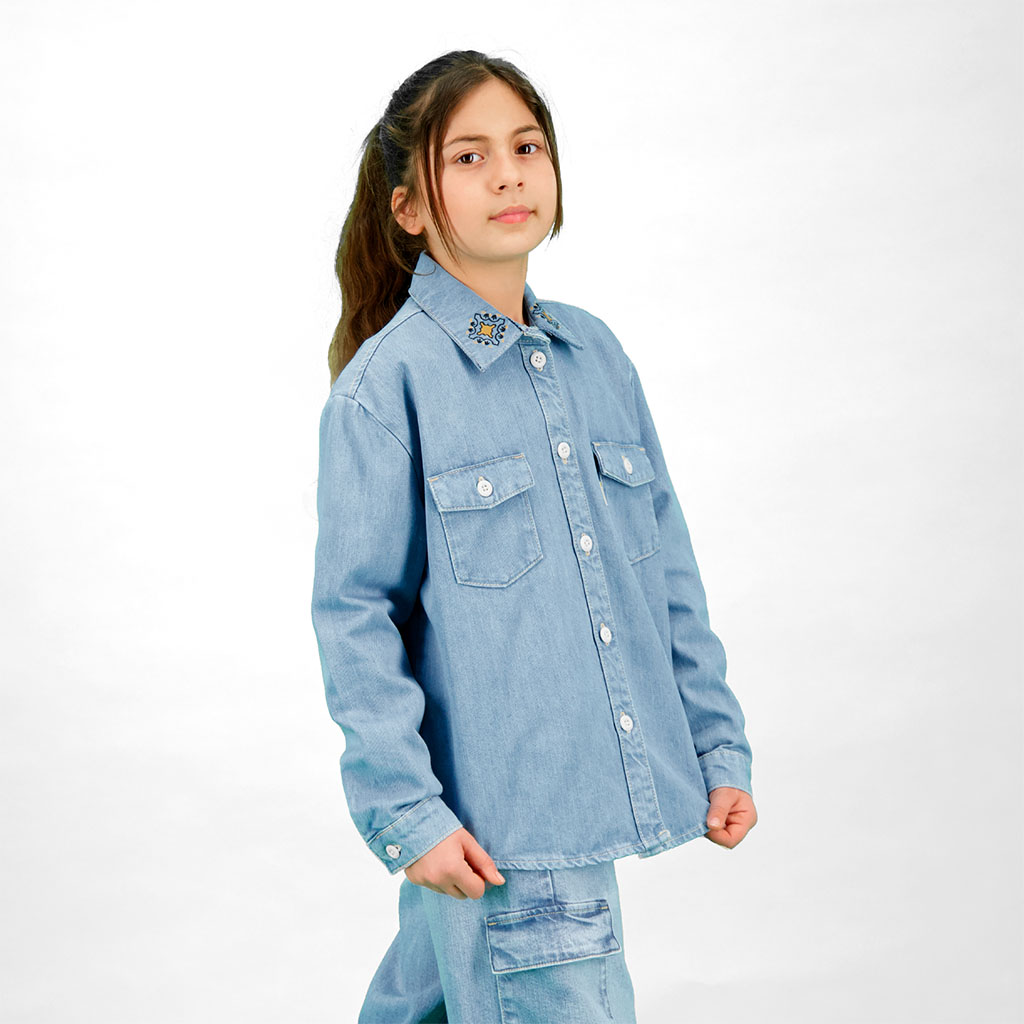 Chemise oversized fille en jeans avec broderie sur le col